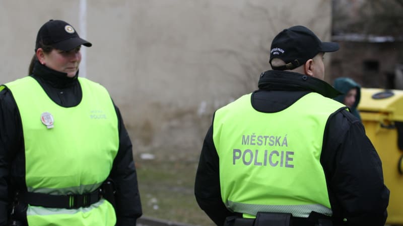 Namol opilá matka se ve škole v Ústí dožadovala svých dětí, pak se začala bodat klíči do krku